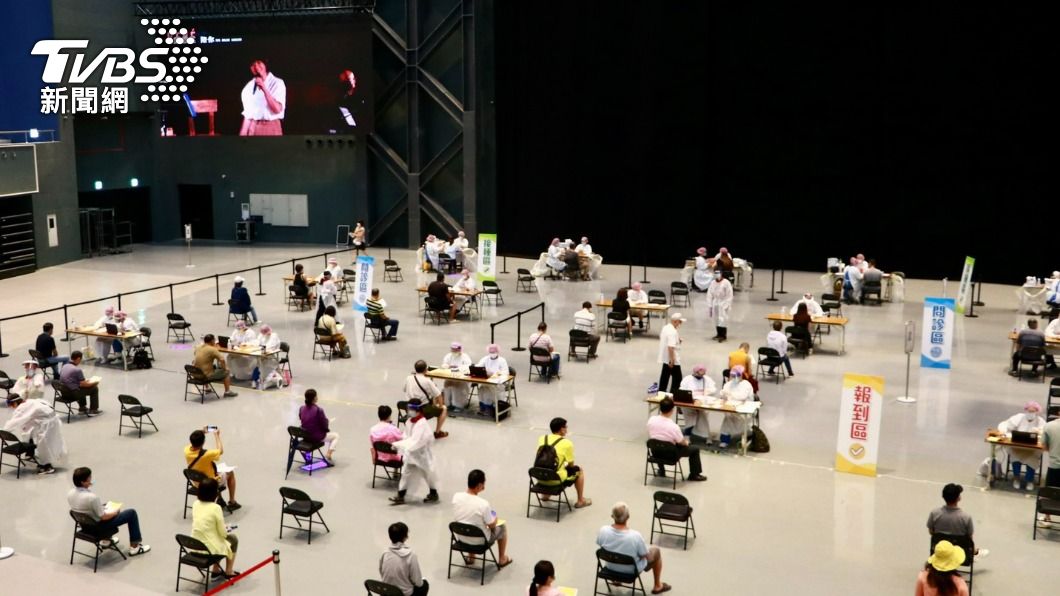 史哲說,若民眾在登記施打地點時發現,自己行政區預約已滿,可換行政區接種站來施打。(圖/高雄市政府提供)