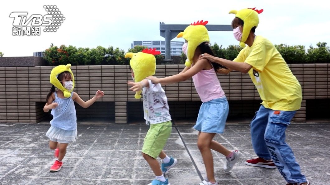 阿翔帶小孩累到崩潰。(圖/民視提供)