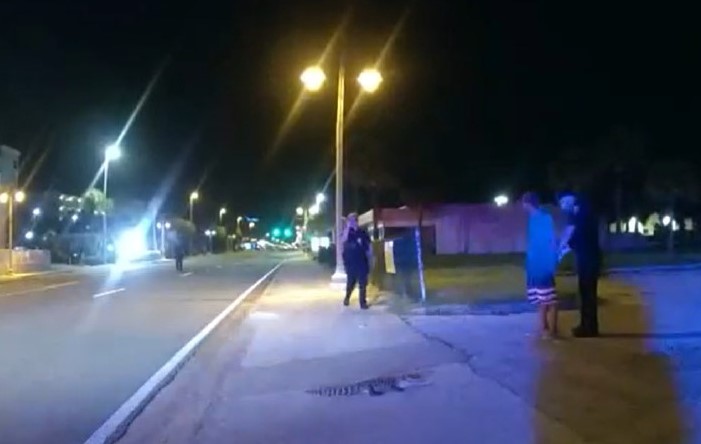 警方公開逮補畫面,受害鱷魚趴在人行道上。(圖/翻攝自Daytona Beach Shores Department of Public Safety臉書Daytona Beach Shores Department of Public Safety 粉絲專頁 @DBSDPS)