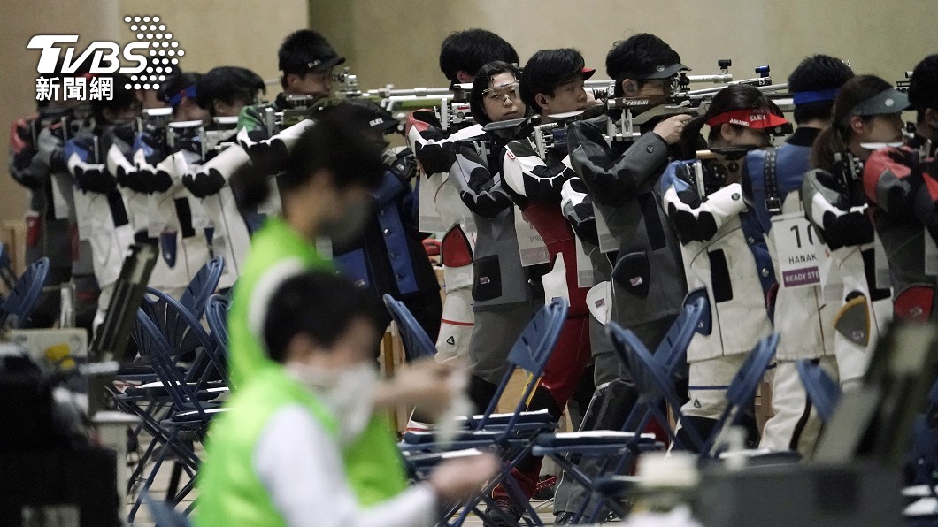 參加步槍和手槍比賽的選手要在一定距離內瞄準固定靶射擊。(圖/達志影像美聯社)