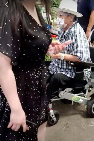 黑衣女阻止網友拍洪金寶。(圖/翻攝自微博)