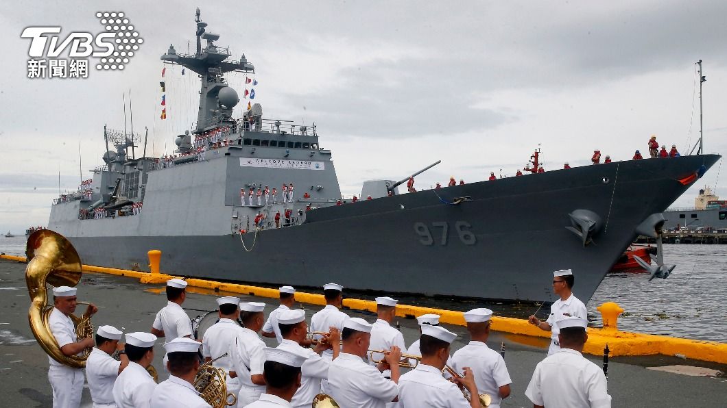 軍方疑將派遣空軍將船上全員接回,並另派官兵將軍艦駛回國內。(示意圖/達志影像美聯社)