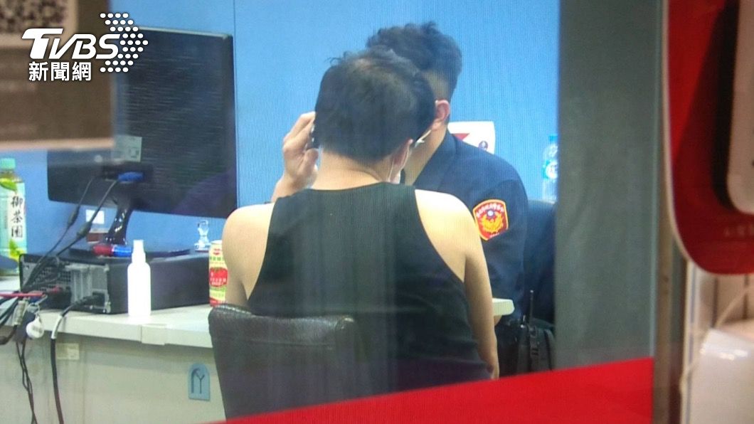日租套房工作人員到派出所製作筆錄。(圖/TVBS)