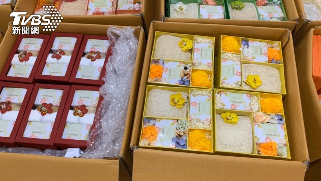 徐男試圖將毒品藏在禮盒中。(圖/警方提供)