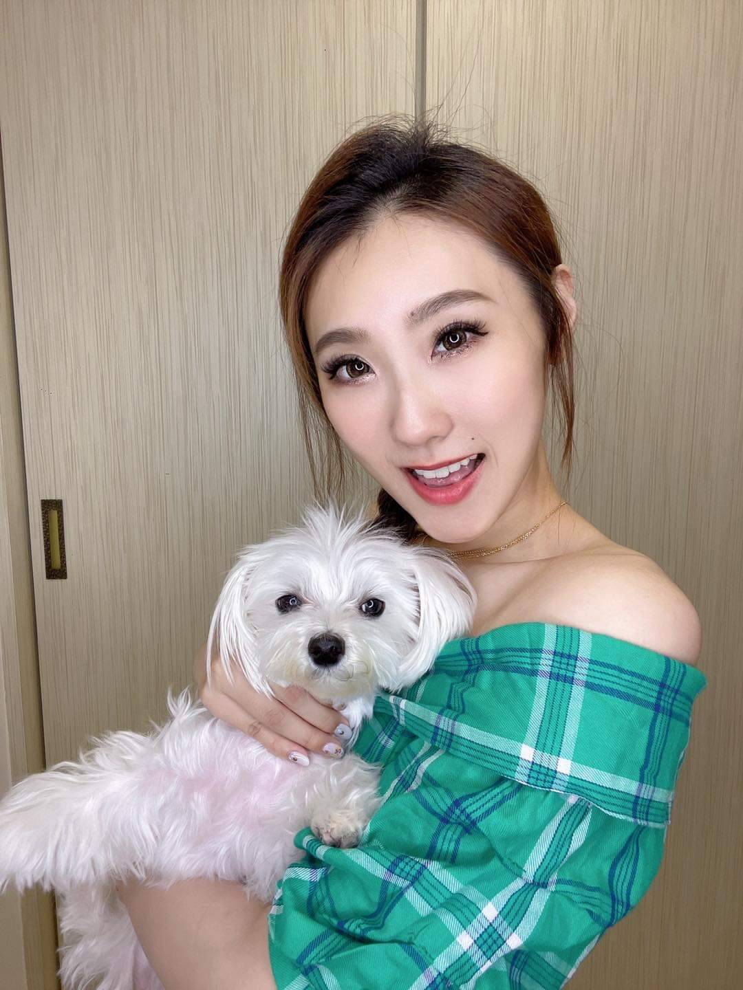 謝金晶與愛犬䒜䒜。（圖／豪記提供）