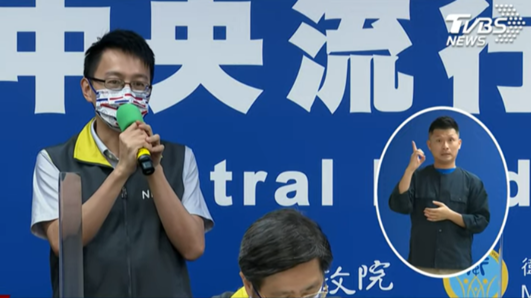   指揮中心醫療應變組副組長羅一鈞說，短時間打3劑疫苗，在副作用上恐會些增加。（圖／TVBS資料畫面）