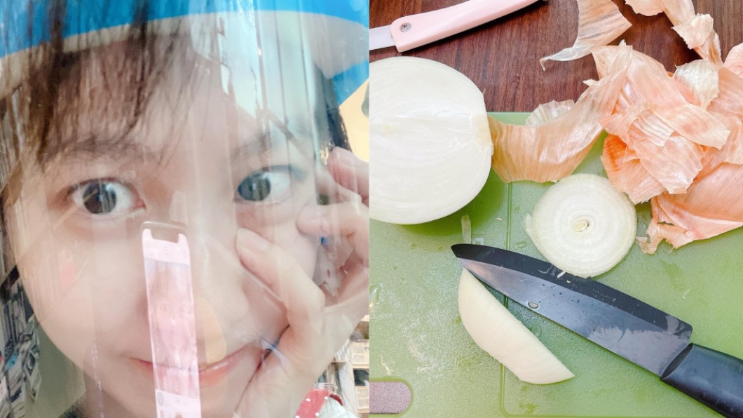 連俞涵戴防疫面罩切洋蔥。 (圖/翻攝自連俞涵臉書)