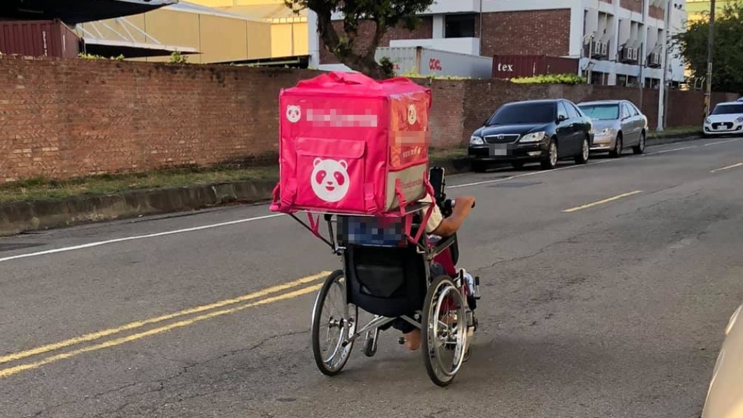 好勵志!裝鐵板上路跑單 外送員「靠輪椅送餐」感動千人