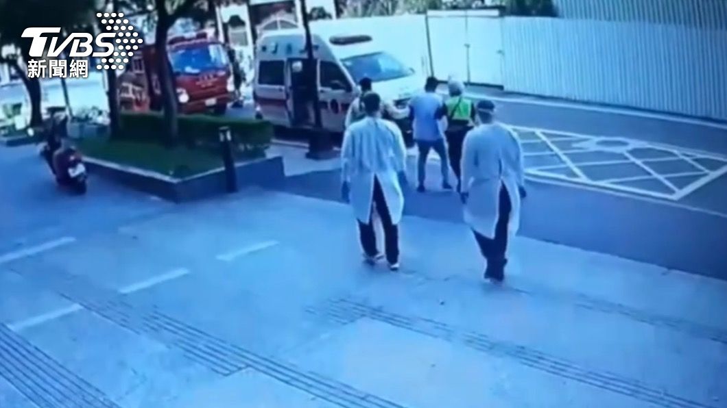 醉漢敲破玻璃害自己手受傷。(圖/TVBS)