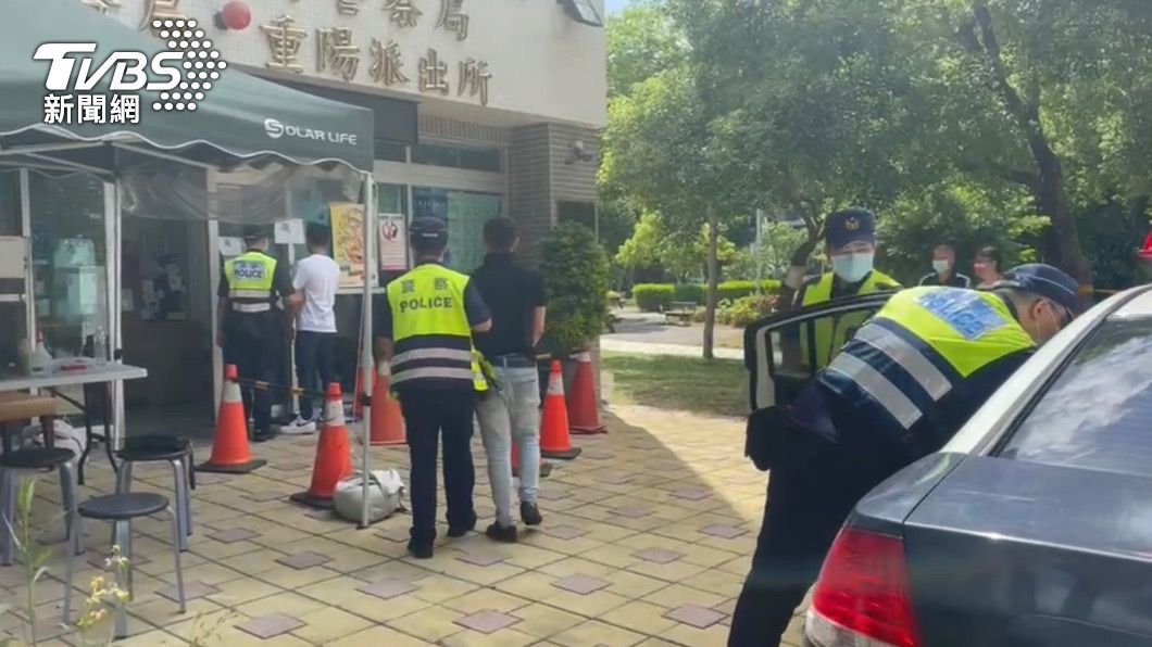 警方將酒醉鬧事的男子帶返所。(圖/TVBS)