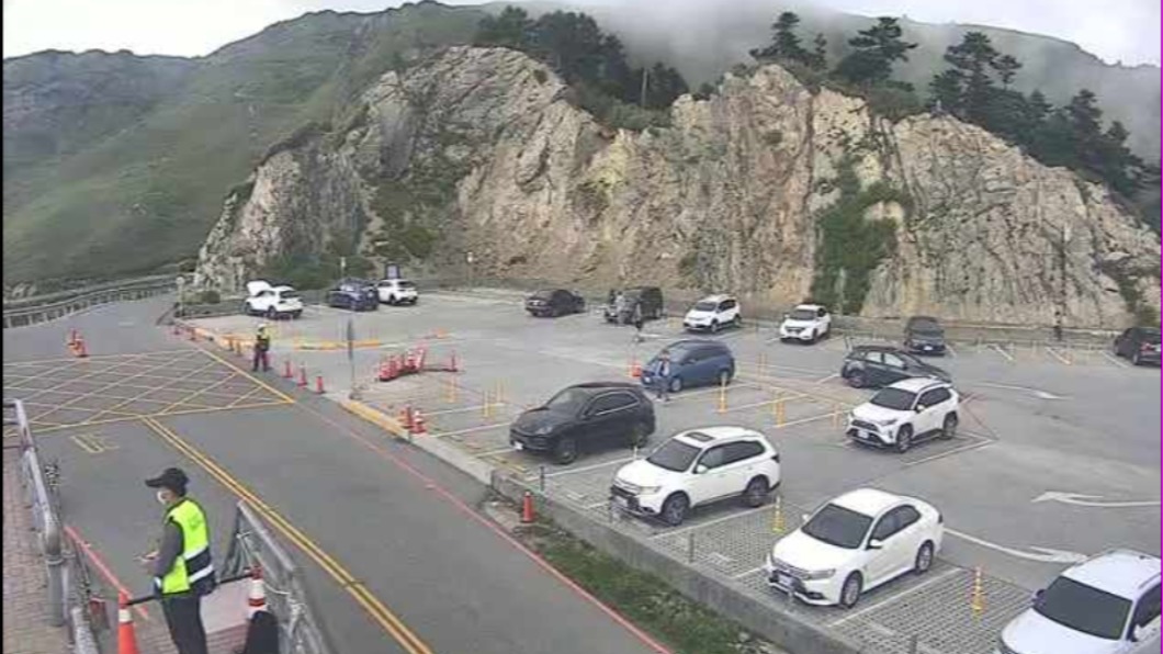 武嶺停車場基層警力維持管制措施。(圖/翻攝交通部公路總局)