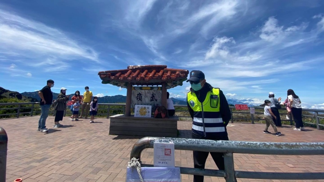 臉書粉絲專頁《中橫路況交通資訊站》說基層警力很辛苦,連續4小時無法上廁所。(圖/《中橫路況交通資訊站》)