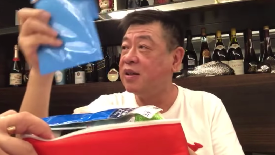 孫德榮秀出急救包內容物。(圖/翻攝自孫腫來了YouTube)