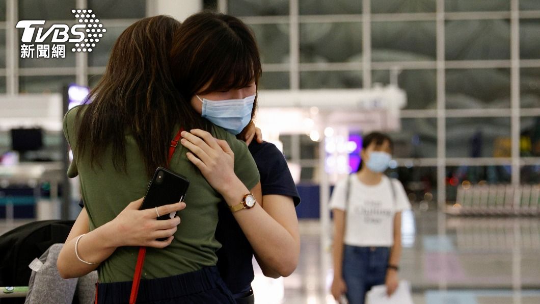 7月18日的機場，是依依不捨流淚送機場面。（圖／達志影像路透社）