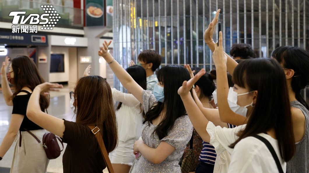 香港機場充滿道別場面。（圖／達志影像路透社）