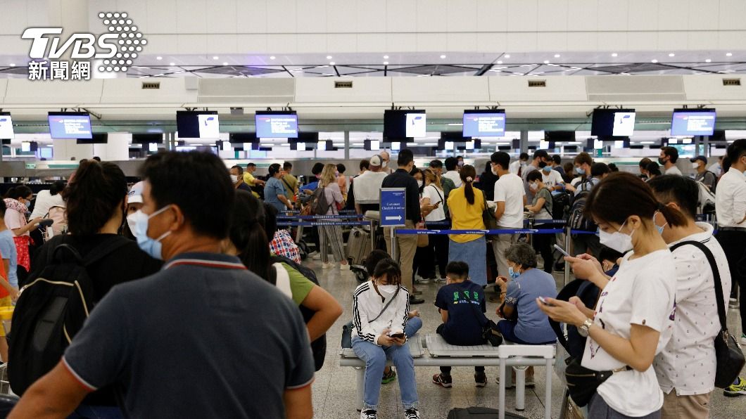 LOTR倒數!香港市民趕離境入英國 人潮爆滿機場