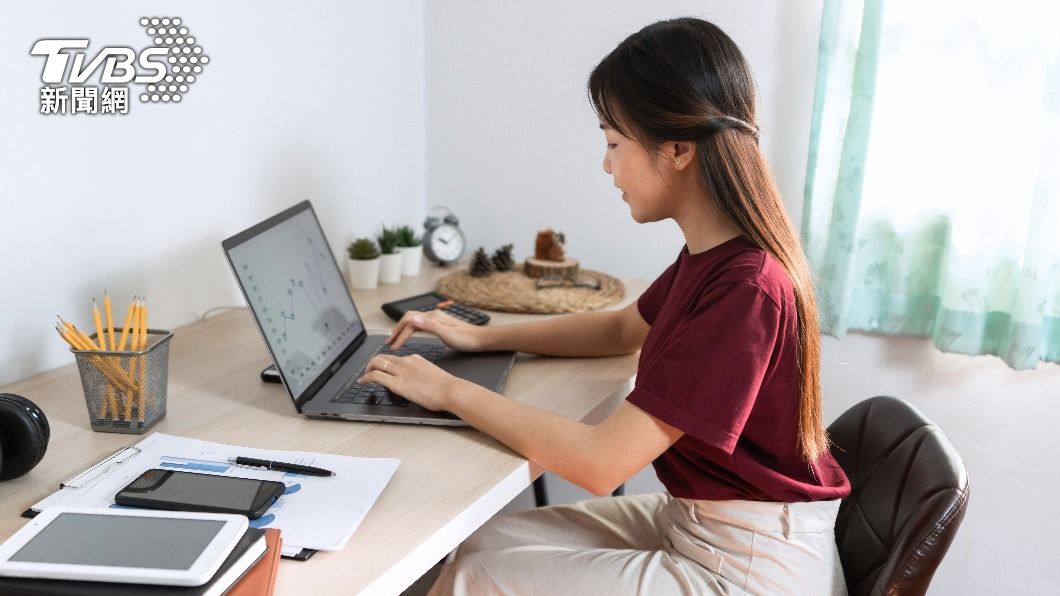 受疫情影響,許多人都居家上班或遠距上課。(圖/shutterstock達志影像)