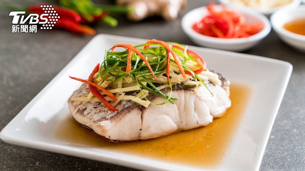 主廚莊寶國教授魚的「黃金煮法」。（圖／shutterstock達志影像）