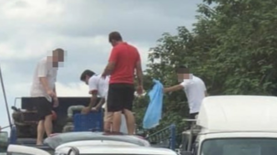 運蝦車上4、5名男子無罩挑蝦。(圖/翻攝臉書社團New 大溪人的驕傲)