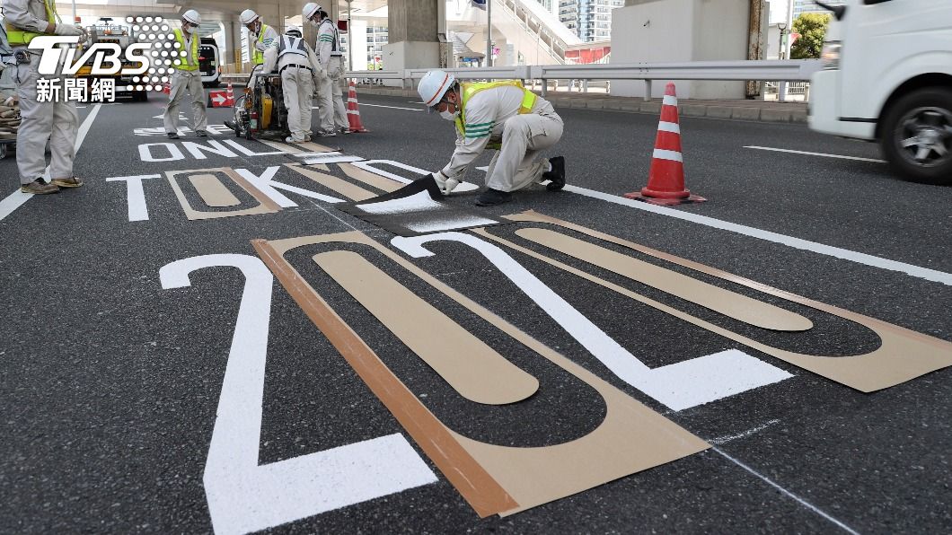 工作人員劃設東奧專用道路。(圖/達志影像美聯社)