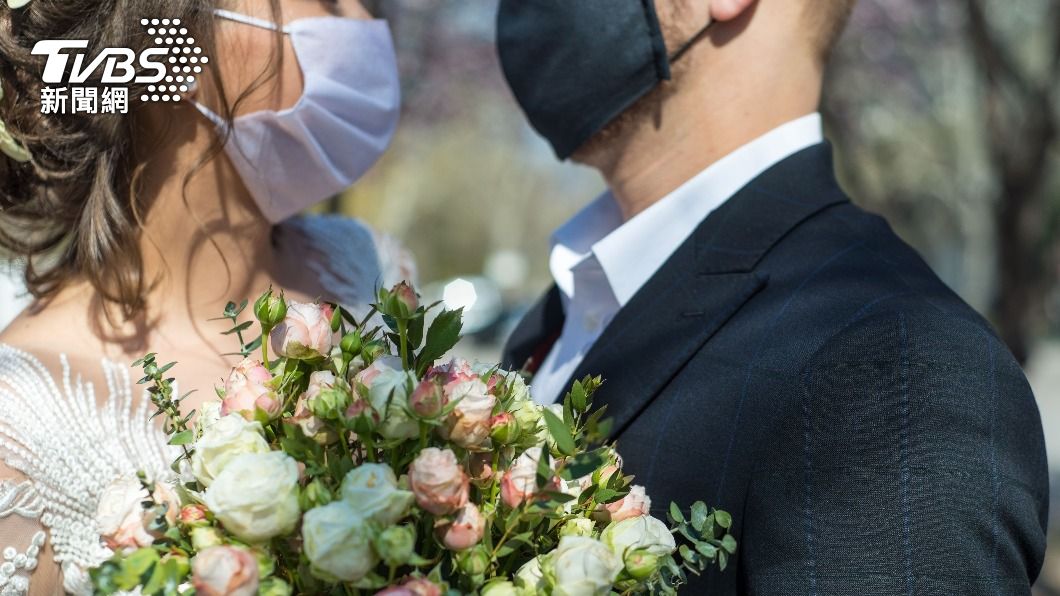 微解封後,新人拍婚紗可脫口罩接吻。(示意圖/shutterstock達志影像)