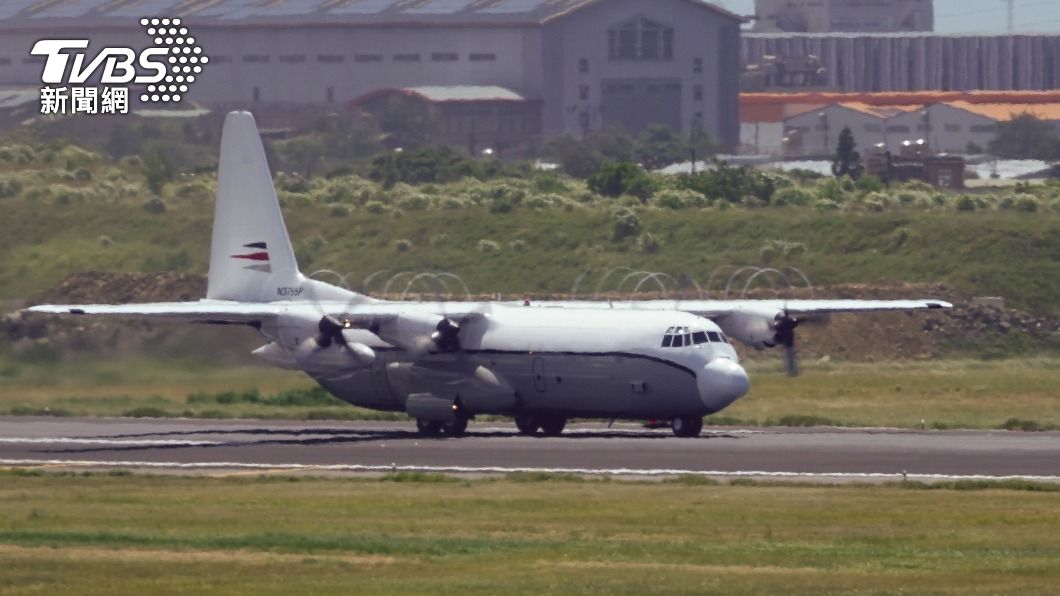 疑似美國C-130運輸機降落桃機 短暫停留後飛離