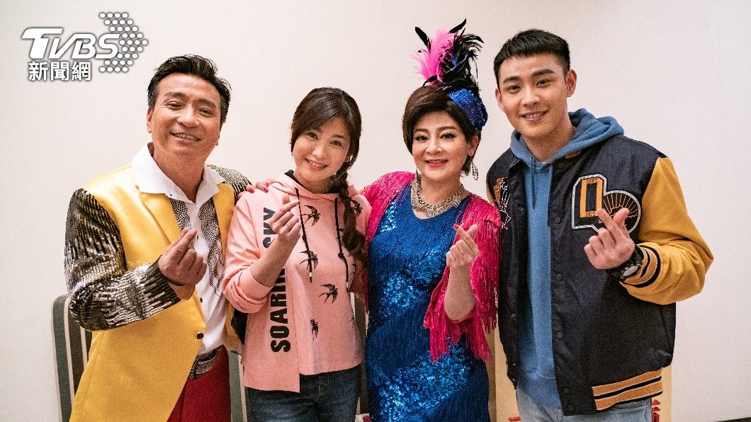 王中平、葉家妤、王彩樺、潘柏希在《黃金歲月》中是感情相當好的一家人。(圖/民視提供)