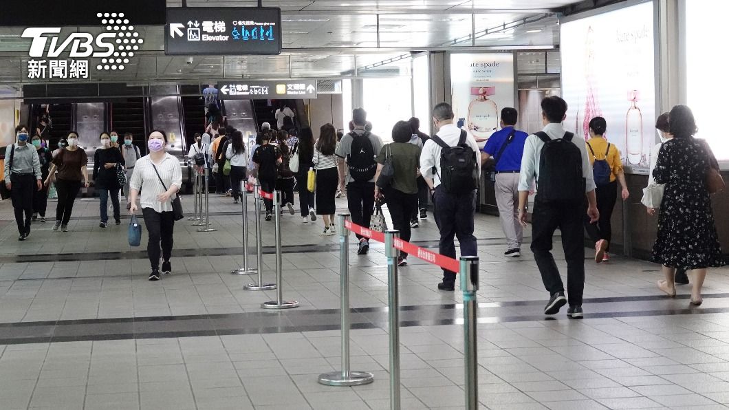 疫情趨緩,捷運通勤人潮回升。(圖/中央社)