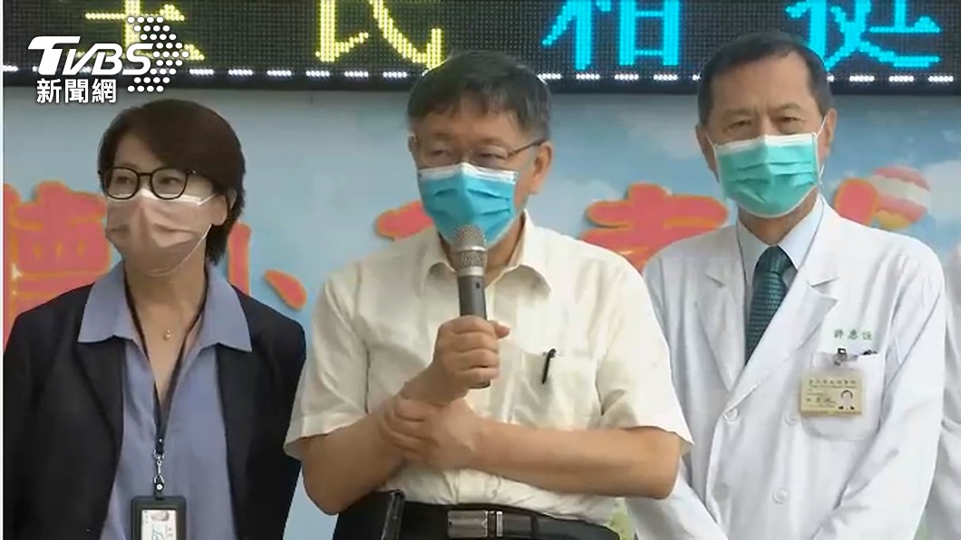 台北市長柯文哲拋出開學後學校「5人到校、20人在家」的混合班教學模式。(圖/TVBS)