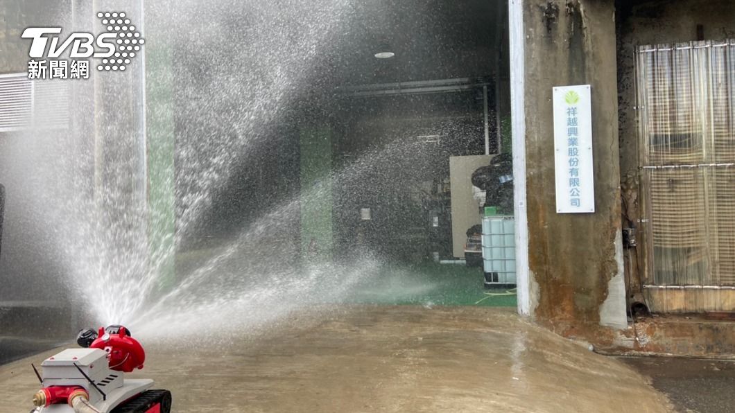 事故後氨氣外洩濃度高，消防局噴水霧稀釋。（圖／中央社）