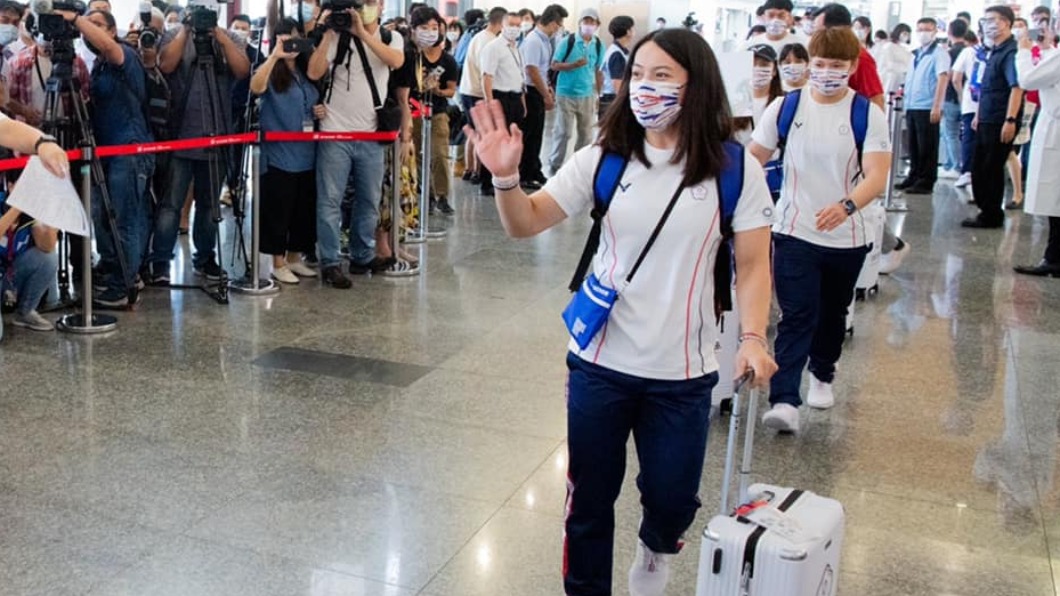 中華隊選手搭經濟艙前往東奧、同行官員卻搭商務艙。(圖/翻攝自蘇貞昌臉書)