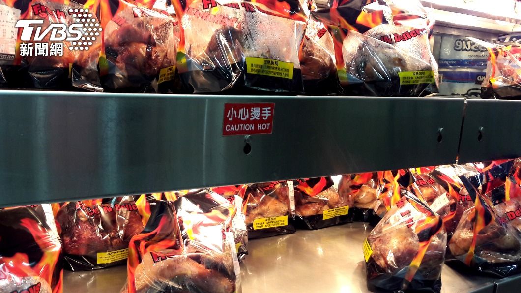 好市多雙人組「拆袋觸雞」 網怒了:每一包都開!