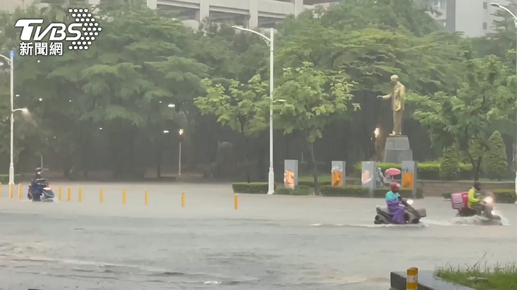路徑再南修!烟花颱風恐直撲台 4地區風雨最劇烈