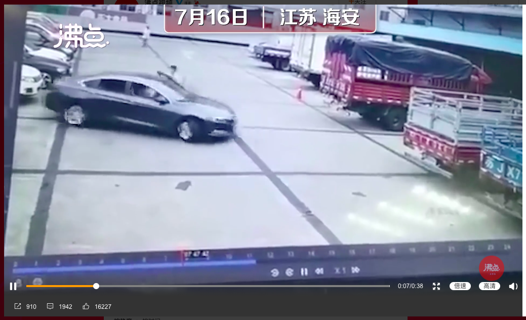 女子瞬間倒車撞傷丈夫,自己最後慘死。(圖/翻攝自沸點視頻微博)