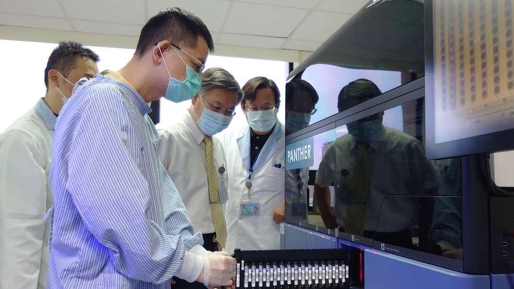 高通量PCR檢體上機,一次可置放120支檢體,且隨時可上機不需等候。(圖/翻攝自高雄醫學大學附設中和紀念醫院臉書)