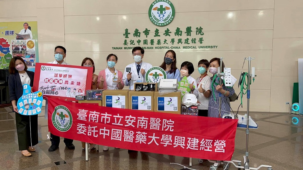 賈永婕19日赴台南5家醫院捐贈醫療物資。(圖/翻攝自賈永婕的跑跳人生臉書)