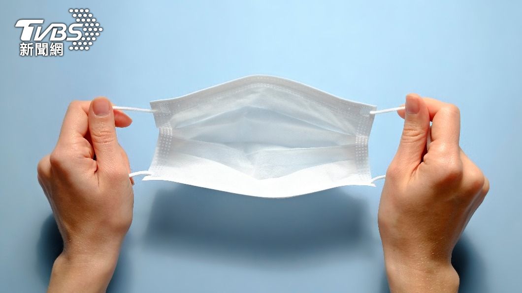 口罩成為人們日常必需品，善用一些方法可舒緩不適。（圖／shutterstock達志影像）