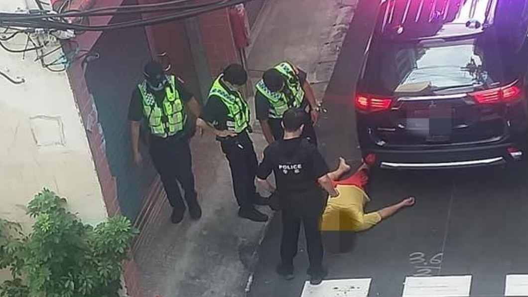 4名員警上前對邱男問話，他都不太甩，躺在地上裝死。（圖／翻攝自桃園爆報臉書）
