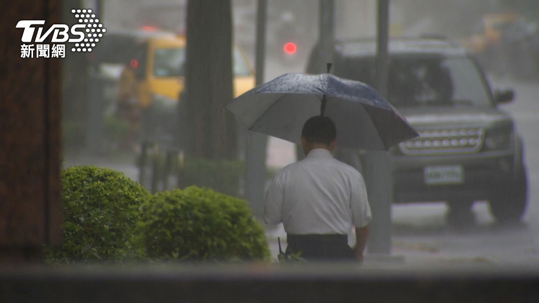 烟花滯留不走!「這區紫爆」降雨變更強 全台風雨時程曝