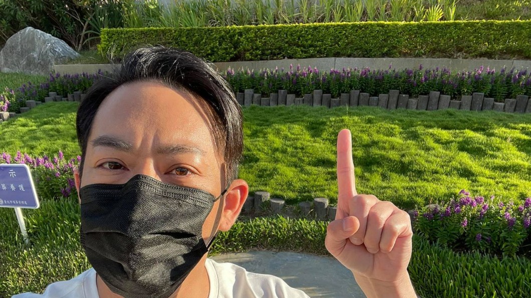 Junior透露小鬼長眠的位置長了株可愛的小芽。(圖/翻攝自Junior韓宜邦臉書)