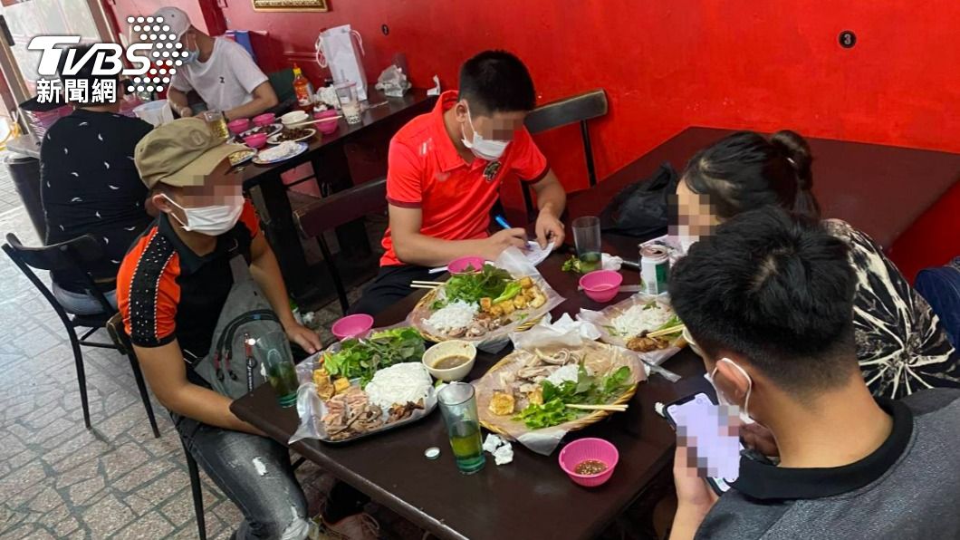 桃園一家越式小吃店共有8名移工內用，違反桃園市防疫規定。（圖／警方提供）