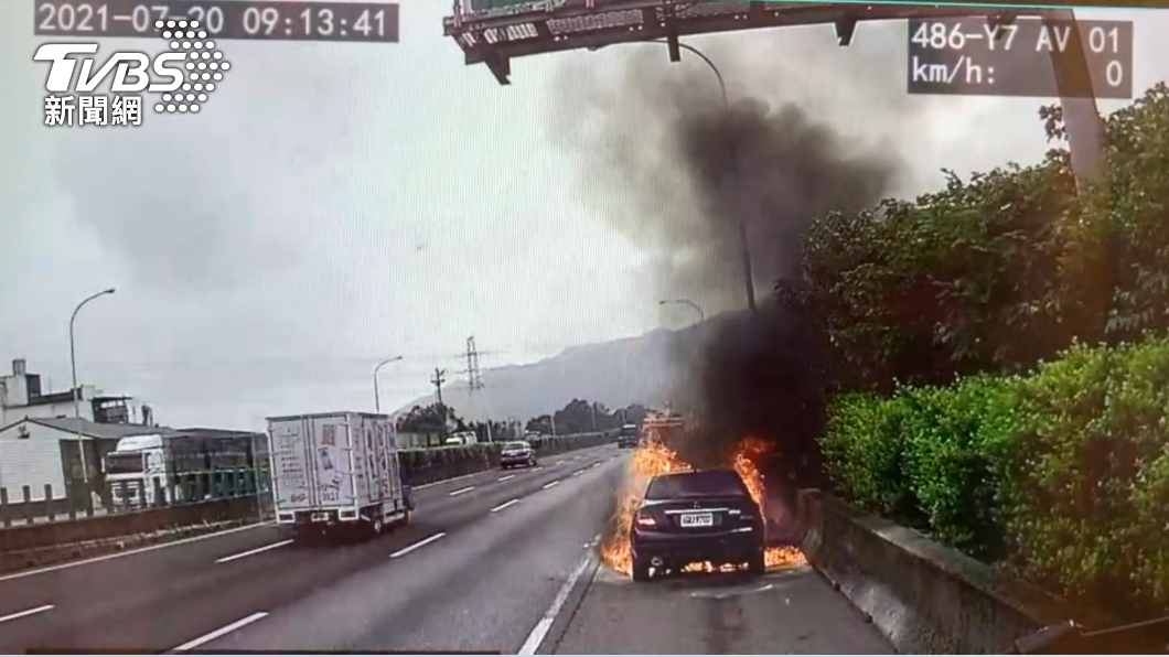 賓士引擎突竄火!國1三義段火燒車 駕駛停路肩驚險逃生