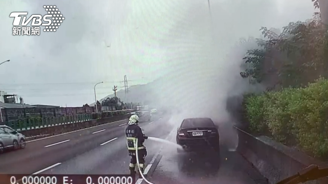 一輛賓士車不明原因起火燃燒,消防到場佈水線灌救。(圖/消防提供)
