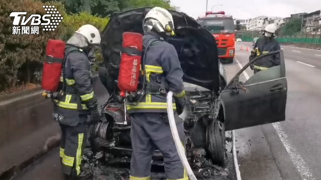 一輛賓士車不明原因自燃,車頭被燒到全毀。(圖/消防提供)