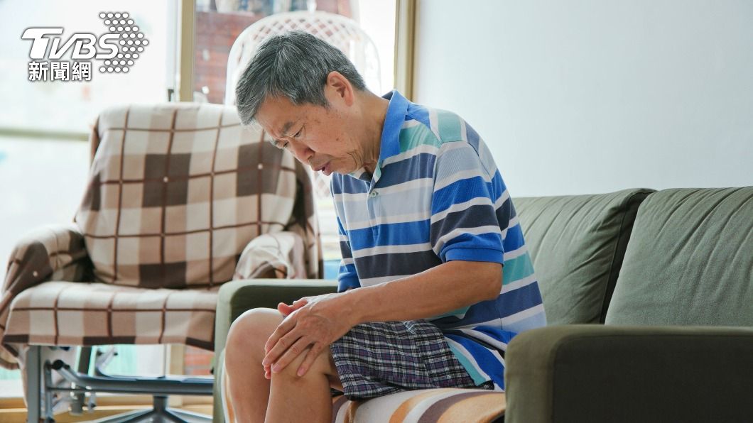 陳先生膝蓋痛睡不著,檢查發現長了巨大細胞瘤。(示意圖/shutterstock達志影像)