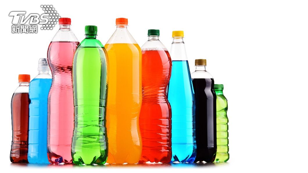除了可口可樂之外他牌飲料需像這樣撕掉外包裝。(示意圖/shutterstock 達志影像)