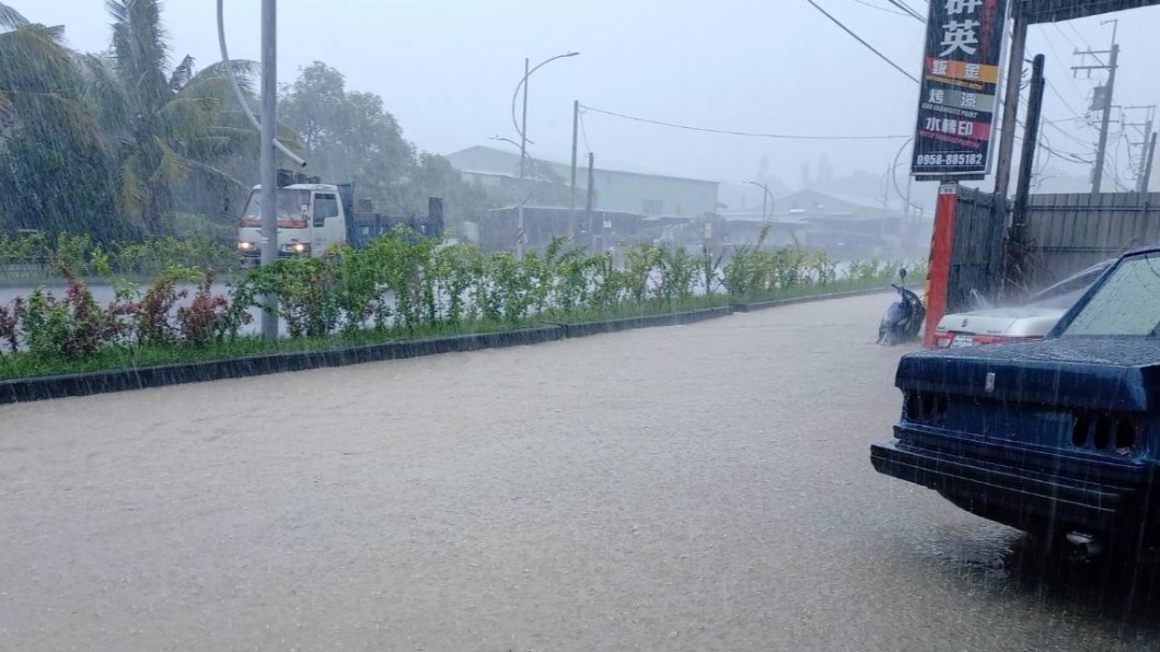 雷雨狂炸高雄!仁武區淹水30公分 影響交通