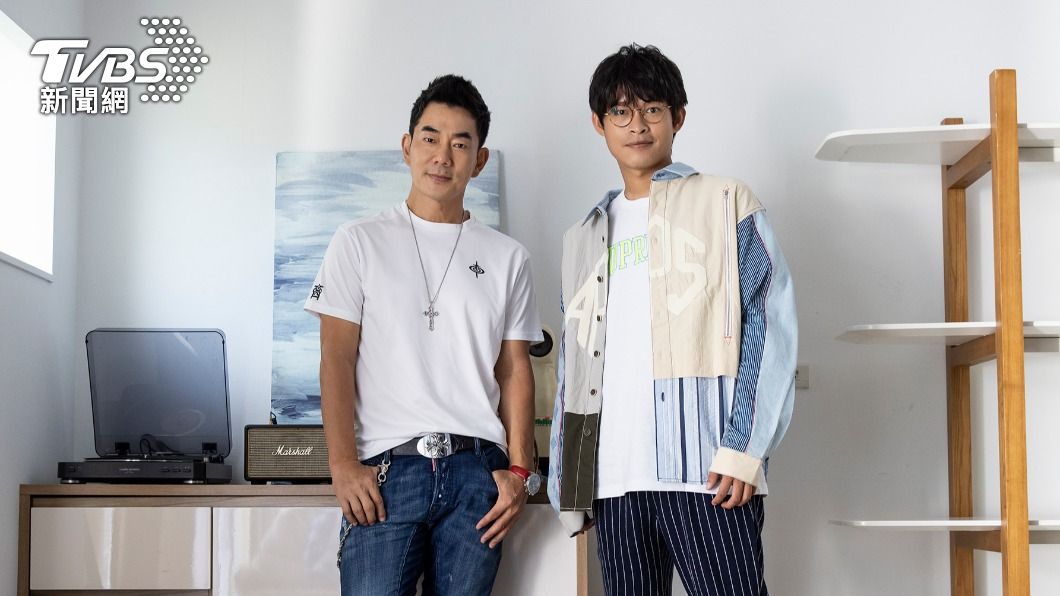 任賢齊與吉他手喆安。(圖/相信音樂提供)