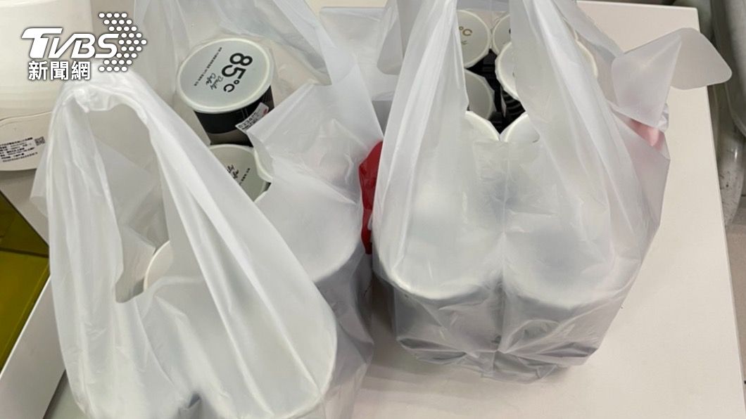 阿伯特地買飲料到派出所。(圖/TVBS)
