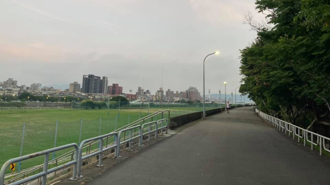 原PO一大早去河堤運動。(圖/翻攝自爆怨2公社)